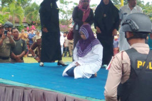 Penerapan hukum cambuk di Aceh Singkil.