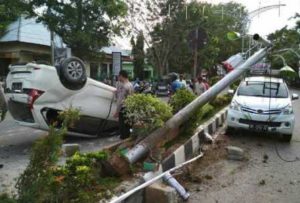 Sopir Mengantuk, Avanza Tabrak Lampu Jalan di Langsa