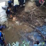 Tagana Abdya Bersihkan Tumpukan Sampah Di Bawah Jembatan