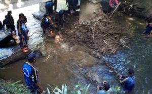 Tagana Abdya Bersihkan Tumpukan Sampah Di Bawah Jembatan