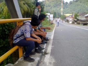 Bus Sekolah Tak Beroperasi, Siswa di Tapaktuan Terpaksa Setop Mobil Barang