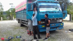 Petugas Sat Narkoba Polres Singkil saat menggeledah truk di depan Mapolsek Suro.(pikiranmerdeka.co/IST)