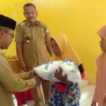 Wakil Bupati Muslizar MT menyerahkan Bansos Rastra secara simbolis kepada KPM saat lounching perdana, Senin (22/1). (pikiranmerdeka.co/Yusni KBJ)