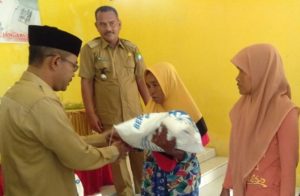 Wakil Bupati Muslizar MT menyerahkan Bansos Rastra secara simbolis kepada KPM saat lounching perdana, Senin (22/1). (pikiranmerdeka.co/Yusni KBJ)