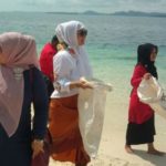 Kunjungi Pulau Banyak, Darwati Ajak Ibu Pejabat Aceh Singkil Kutip Sampah