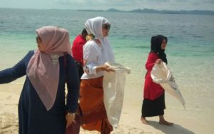 Kunjungi Pulau Banyak, Darwati Ajak Ibu Pejabat Aceh Singkil Kutip Sampah