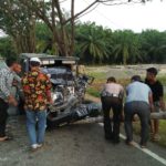 Laga Kambing dengan Truk Hino, Kijang Minibus Terseret hingga 10 Meter