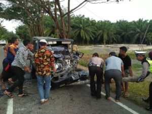 Laga Kambing dengan Truk Hino, Kijang Minibus Terseret hingga 10 Meter