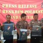 Polisi memperlihatkan barang bukti kasus pembunuhan tiga warga Sumatera Utara. (Foto Ali)