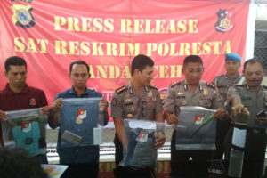 Polisi memperlihatkan barang bukti kasus pembunuhan tiga warga Sumatera Utara. (Foto Ali)