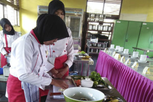 Praktek tata boga siswa SMK3. (Foto: smk3langsa.sch.id)