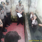 Anggota polisi direndam dalam kolam. (Tribratanews Polres Aceh Timur)