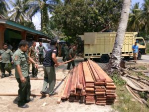 Petugas BKPH Amankan Kayu Tak Bertuan di Perangusan Singkil