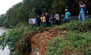 Pak Bupati.. TPU Ini Terancam Amblas ke Krueng Nagan