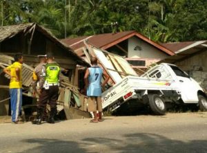 Mobil Pick Up Tabrak Warung Warga di Bukit Meutuah