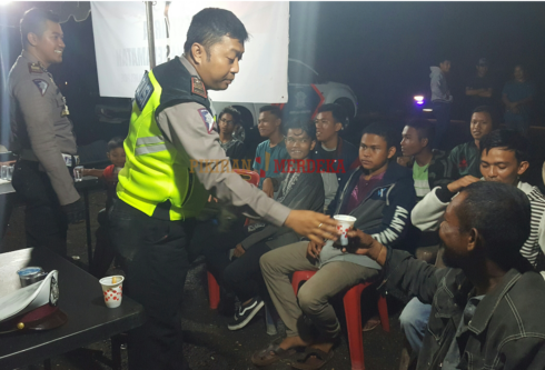 Bukannya Ditilang, Pelanggar Lalu Lintas Malah Diajak Ngopi Bareng dengan Polisi