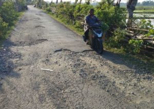 Masyarakat di Dua Kecamatan Keluhkan Jalan Rusak dan Berlubang