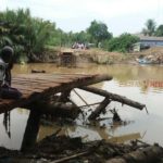 Jembatan Darurat Penghubung Dua Kecamatan Putus