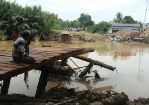 Jembatan Darurat Penghubung Dua Kecamatan Putus