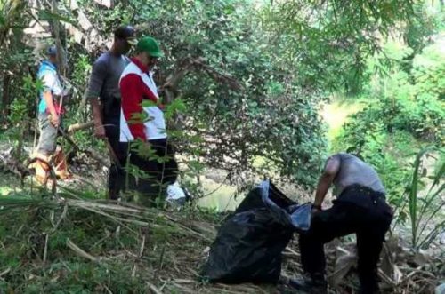 Wakil Walikota Langsa Ikut Bersihkan Sampah di Pinggir Sungai