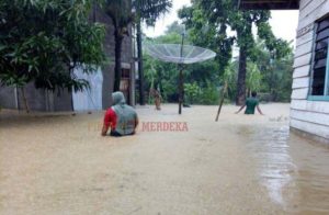 Sepuluh Kecamatan Dikepung Banjir, Jembatan Ambruk dan Badan Jalan Tertimbun Longsor