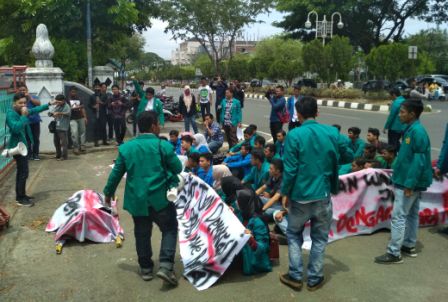 Tolak UU MD3, Mahasiswa Sebut Dewan “Babu”