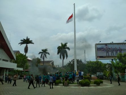 Demo Mahasiswa di DPR Aceh, Bakar Ban Hingga Turunkan Bendera Merah Putih