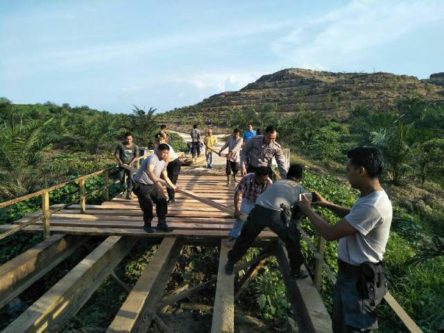 Masyarakat dan Polsek Birem Bayeun Perbaiki Jembatan