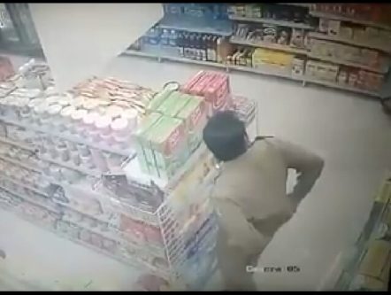 Oknum PNS Terkam CCTV Saat Curi Mie Instan di Indomaret