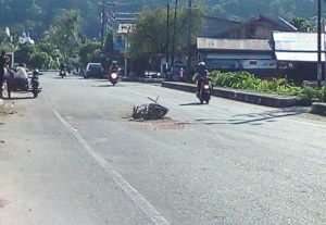 Pelan-pelan, Ada Lobang Besar di Jalan Pasar Ikan Calang