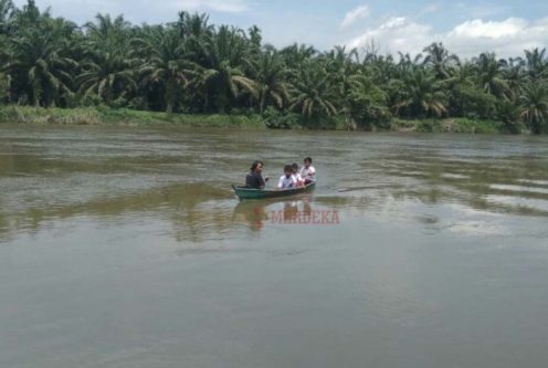 Miris, Murid SD di Singkil Harus Bertaruh Nyawa Seberangi Sungai untuk Sekolah