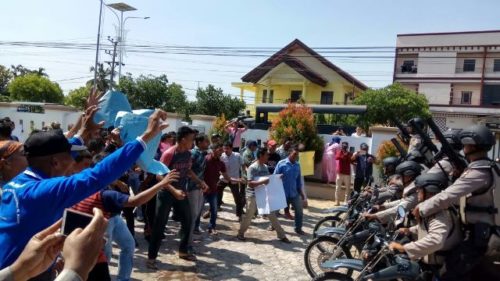 Demo di PN Sigli, Massa Bentrok dengan Polisi