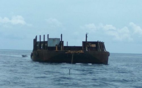 Nelayan Pulau Banyak Temukan Tongkang Tak Bertuan