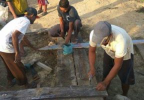 Tak Rampung Dibangun, Warga Selesaikan Jembatan Terbengkalai