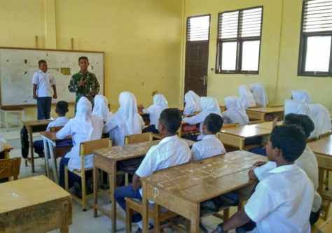 Sungguh Mulia, Anggota TNI Ini Rela Mengajar di Daerah Pedalaman demi Anak Bangsa