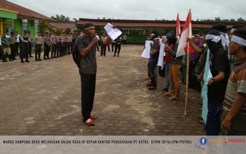 Puluhan Warga Kampung Baru Unjuk Rasa ke PT Astra