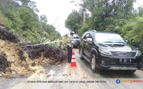 Longsor Timbun Badan Jalan di Aceh Singkil