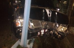 Tabrak Tiang Listrik, Mobil Plat Merah Ringsek