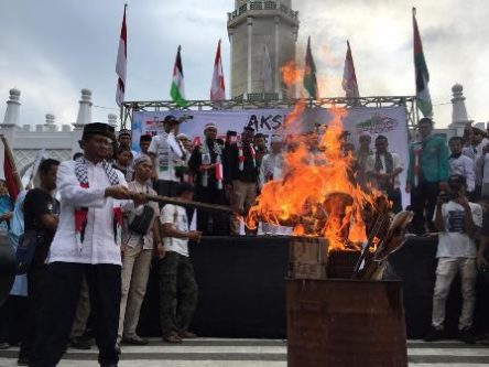 Aksi Bela Palestina di Banda Aceh, Pengunjuk Bakar Foto Donal Trump