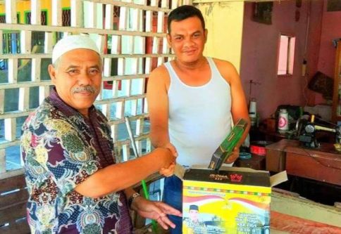 Salim Fakhri Bagi Paket Lebaran untuk Warga Kurang Mampu