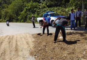 Cegah Kecelakaan saat Mudik, Polres Aceh Jaya Tutup Jalan Berlubang