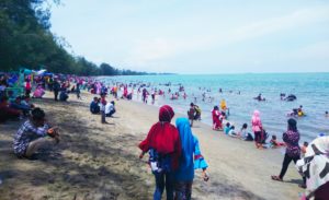 Liburan Hari Raya, Warga Singkil Padati Objek Wisata Pantai