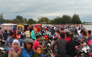 Suasana Lebaran, Warga Aceh Barat Padati Pelabuhan Jetty