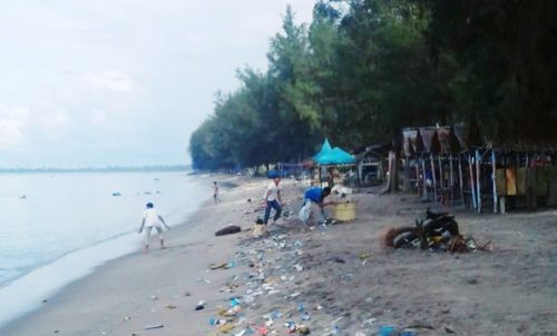 Pengelola dan Pemilik Warung Bersihkan Sampah di PCI Gosong Telaga