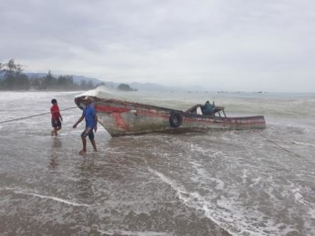 Angin Kencang dan Ombak Besar di Pantai Abdya, Satu Boat Terdampar