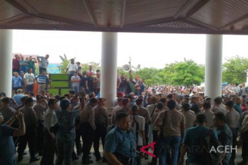 Massa KMAB Bertahan di Kantor Gubernur Aceh