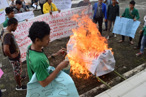 Demo Mahasiswa Tuntut Copot Kadisdik Subulussalam