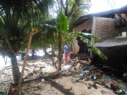 Gelombang Pasang Hantam Rumah Warga di Pesisir Barat Selatan Aceh