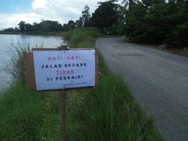 “Hati-hati, Jalan Sedang (Tidak) Diperbaiki di Nagan Raya”