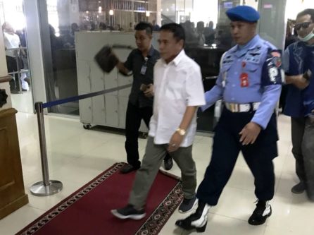 Usai Pemeriksaan, Irwandi Diboyong KPK ke Jakarta